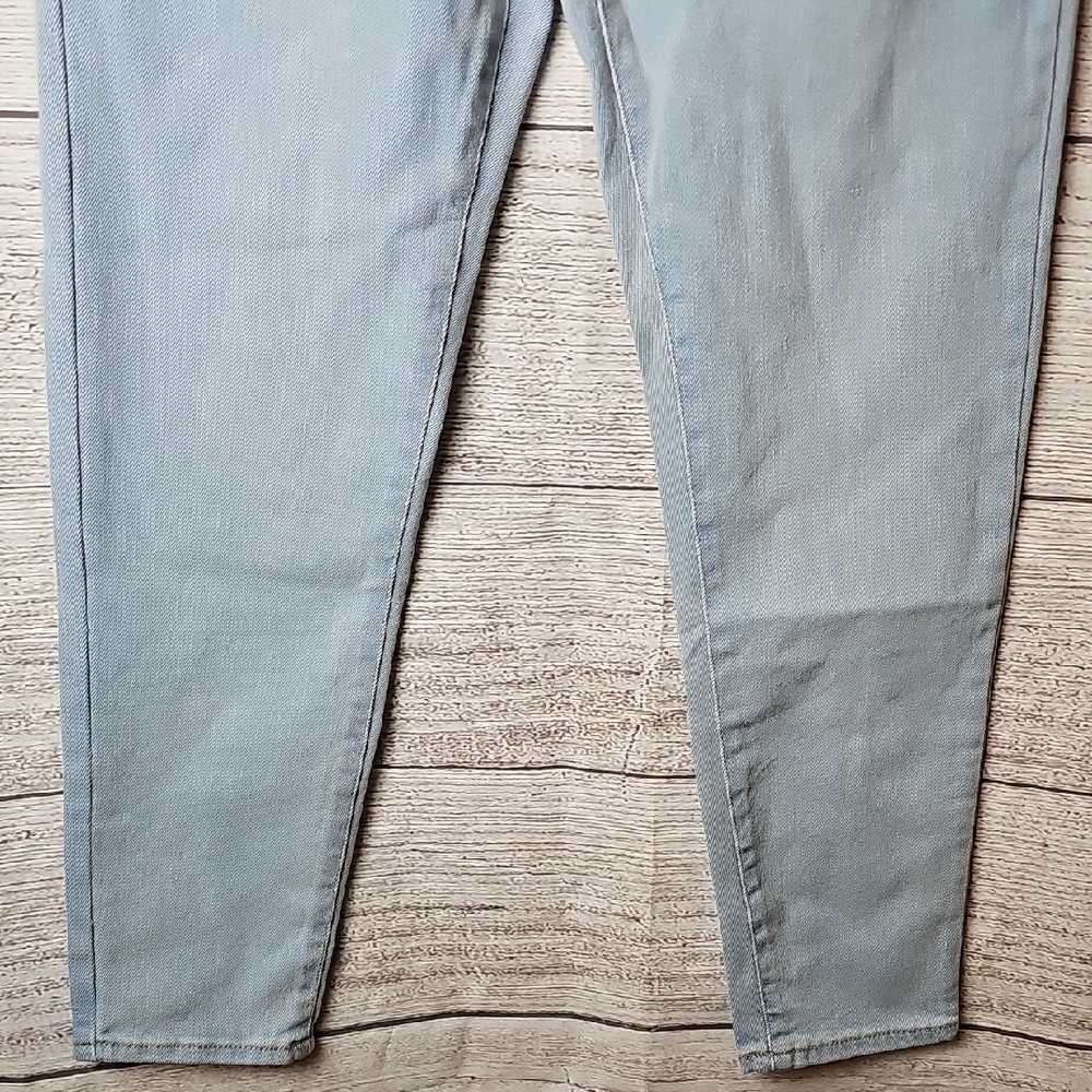 Levi's Girl's Mini Mom High Rise Jeans - Picture 5 of 10